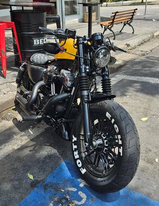 HARLEY-DAVIDSON SPORTSTER FORTY-EIGHT 